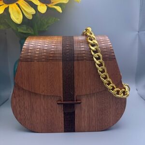 Wood Grain Saddle Crossbody Bag with Gold Chain